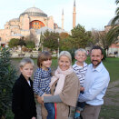 Kronprinsfamilen på reise: Foran Hagia Sofia i Istanbul (Foto: Det kongelige hoff)